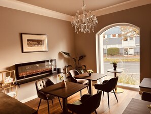 Daily self-service breakfast (EUR 10 per person) - Pension- Location Cham (Meerbusch)