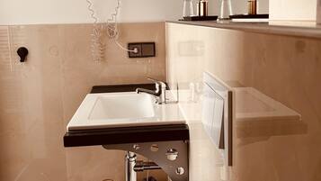 Design-Einzelzimmer, eigenes Bad, Stadtblick | Badezimmer