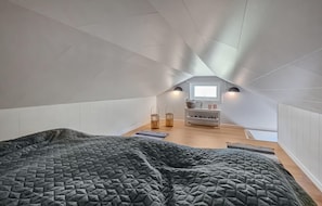 2 bedrooms, travel crib, free WiFi, bed sheets