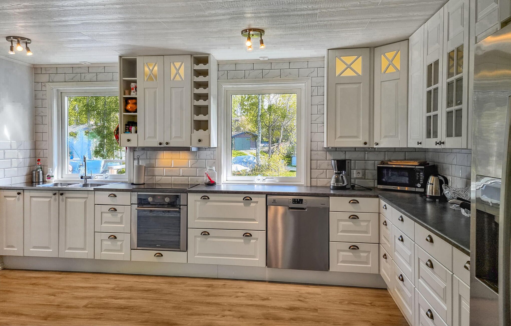 Jääkaappi, uuni, liesi, astianpesukone