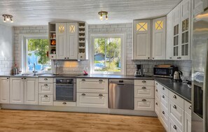 Jääkaappi, uuni, liesi, astianpesukone