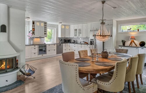 Nice home in Norra Kedum with WiFi