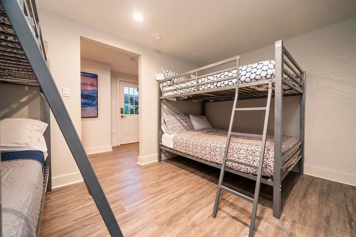 5 bedrooms, iron/ironing board, free WiFi, bed sheets