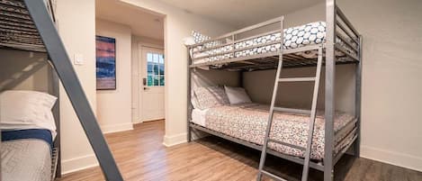 5 habitaciones, tabla de planchar con plancha y wifi gratis