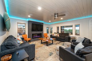 Smart TV, chimenea, biblioteca musical y estéreo 