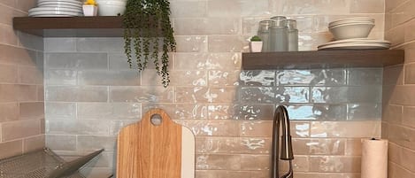 Kylskåp, mikrovågsugn, spishäll och kaffe- och tebryggare