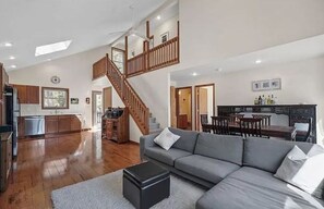 TV, fireplace, offices, computer monitors - Lakefront Beauty - Modern Luxe (Shohola)
