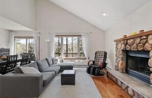 TV, fireplace, offices, computer monitors - Lakefront Beauty - Modern Luxe (Shohola)