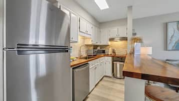 Geladeira, micro-ondas, cooktop, lava-louças
