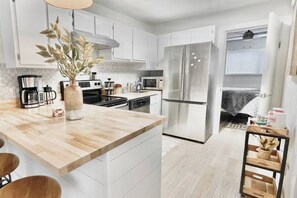 Fridge, microwave, oven, stovetop - Convenient Game Day 1BR Condo Near FSU Stadium (Tallahassee)