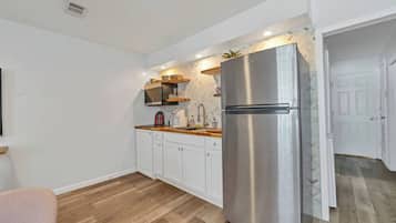 Refrigerador, microondas, parrilla de estufa y cafetera y tetera