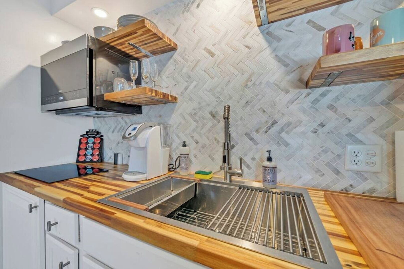 Refrigerador, microondas, parrilla de estufa y cafetera y tetera 