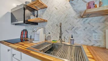 Refrigerador, microondas, parrilla de estufa y cafetera y tetera