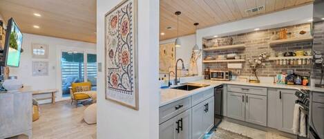 Køleskab, mikrobølgeovn, ovn, kogeplade