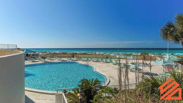 Una piscina de resort con vista a la playa y al océano.