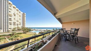 Outdoor dining - Edgewater Resort - Stunning Miramar Beach Condo (Miramar Beach)