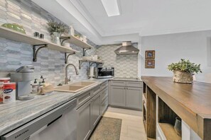 Refrigerador, microondas, parrilla de estufa y lavavajillas