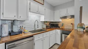 KĂŒhlschrank, Mikrowelle, Herdplatte, GeschirrspĂŒler