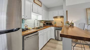 KĂŒhlschrank, Mikrowelle, Herdplatte, GeschirrspĂŒler