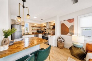 Wasserkocher mit Kaffee-/Teezubehör, Kühlschrank, Mikrowelle, Ofen