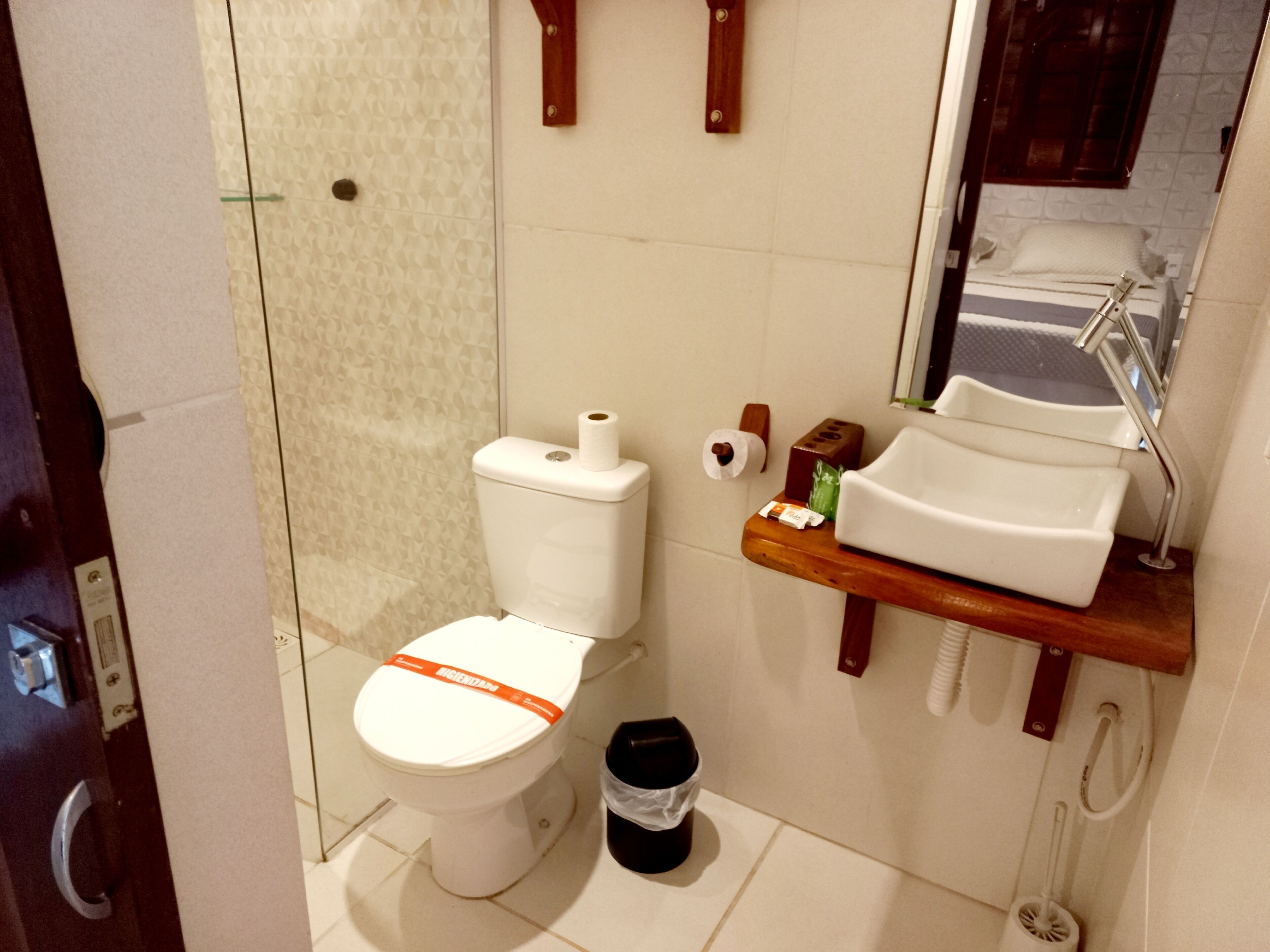 Ein kleines Badezimmer mit Toilette, Waschbecken und Duschbereich.