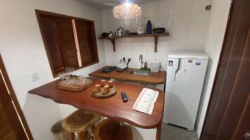 Cooktop, liquidificador, talheres/pratos/utensílios de cozinha