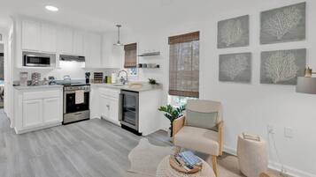 Mikrobølgeovn, ovn, kokeplater og kaffetrakter/tekoker