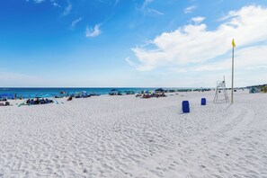 Beach towels - Escape to Colorful Okaloosa Island 1BR Condo (Fort Walton Beach)