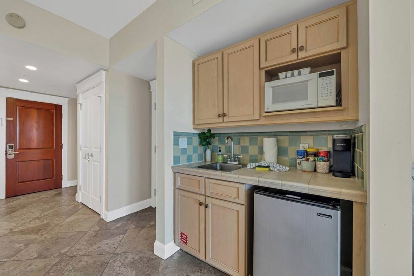 Fridge, microwave, dishwasher, coffee/tea maker
