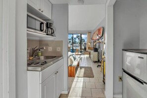 Frigorífico, microondas, placa de cocina y lavavajillas