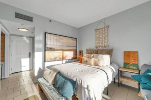 Tabla de planchar con plancha, wifi y ropa de cama