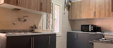 ثلاجة، ميكروويف، فرن، موقد طهي مسطح