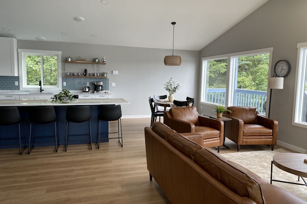 Family Suite | Private kitchen | Full-size fridge, microwave, oven, stovetop