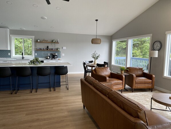 Family Suite | Private kitchen | Full-size fridge, microwave, oven, stovetop