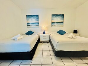 4 Schlafzimmer, Schreibtisch, Bügeleisen/Bügelbrett, Reisekinderbett
