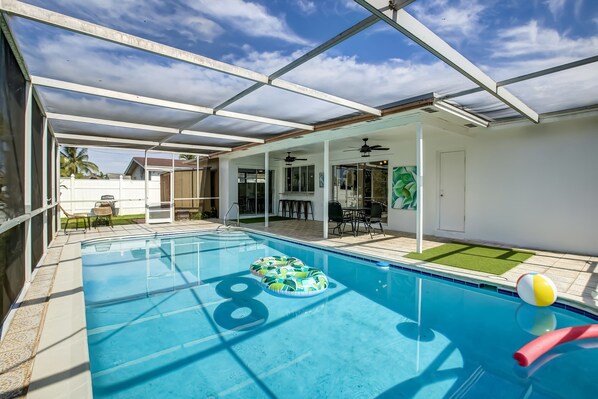 Outdoor pool - New! Lush Villa w/ Pool and King Bed Sleeps 10.. (Sunrise)