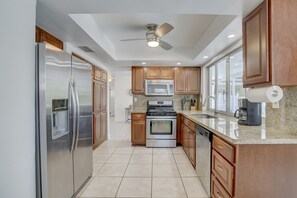 Fridge, microwave, oven, stovetop - New! Lush Villa w/ Pool and King Bed Sleeps 10.. (Sunrise)