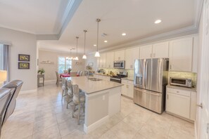 Four à micro-ondes, un four, surface de cuisson, lave-vaisselle