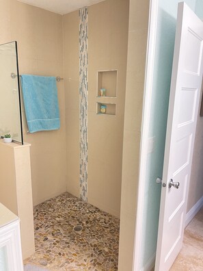 Douche, séchoir à cheveux, serviettes fournies, savon