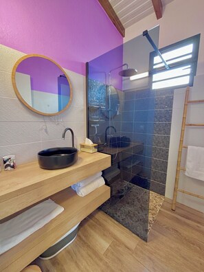 Secador de pelo, toallas, jabón, papel higiénico