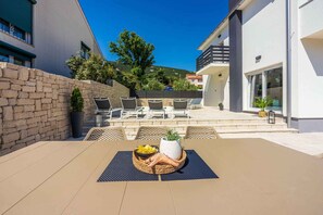 تناول الطعام بالخارج