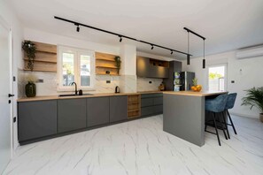 ثلاجة، ميكروويف، فرن، موقد طهي مسطح