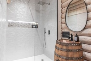 Hair dryer, towels, soap, shampoo - Log House Vacation Rental with Pool and Sauna (Pocono Township)