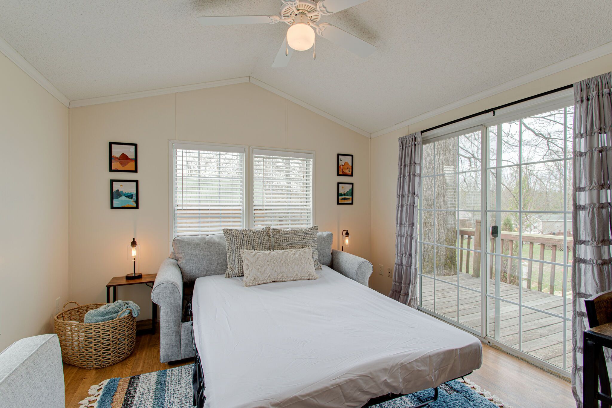 1 bedroom, free internet, bed sheets