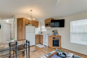 Refrigerador con congelador, microondas, horno y parrilla de estufa 