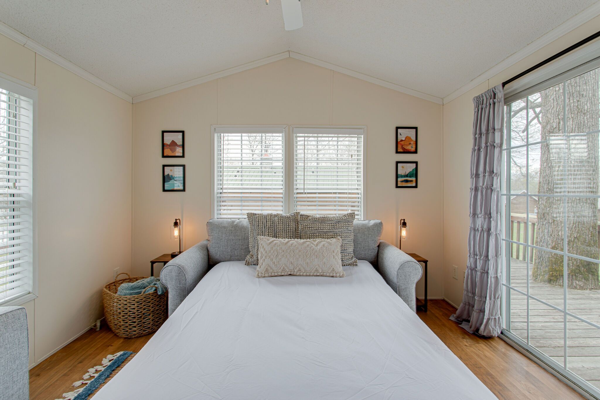 1 bedroom, free internet, bed sheets
