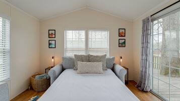 1 bedroom, free internet, bed sheets