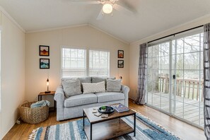 TV - Story-time Stay at Our Rupert Cottage! (Monteagle)