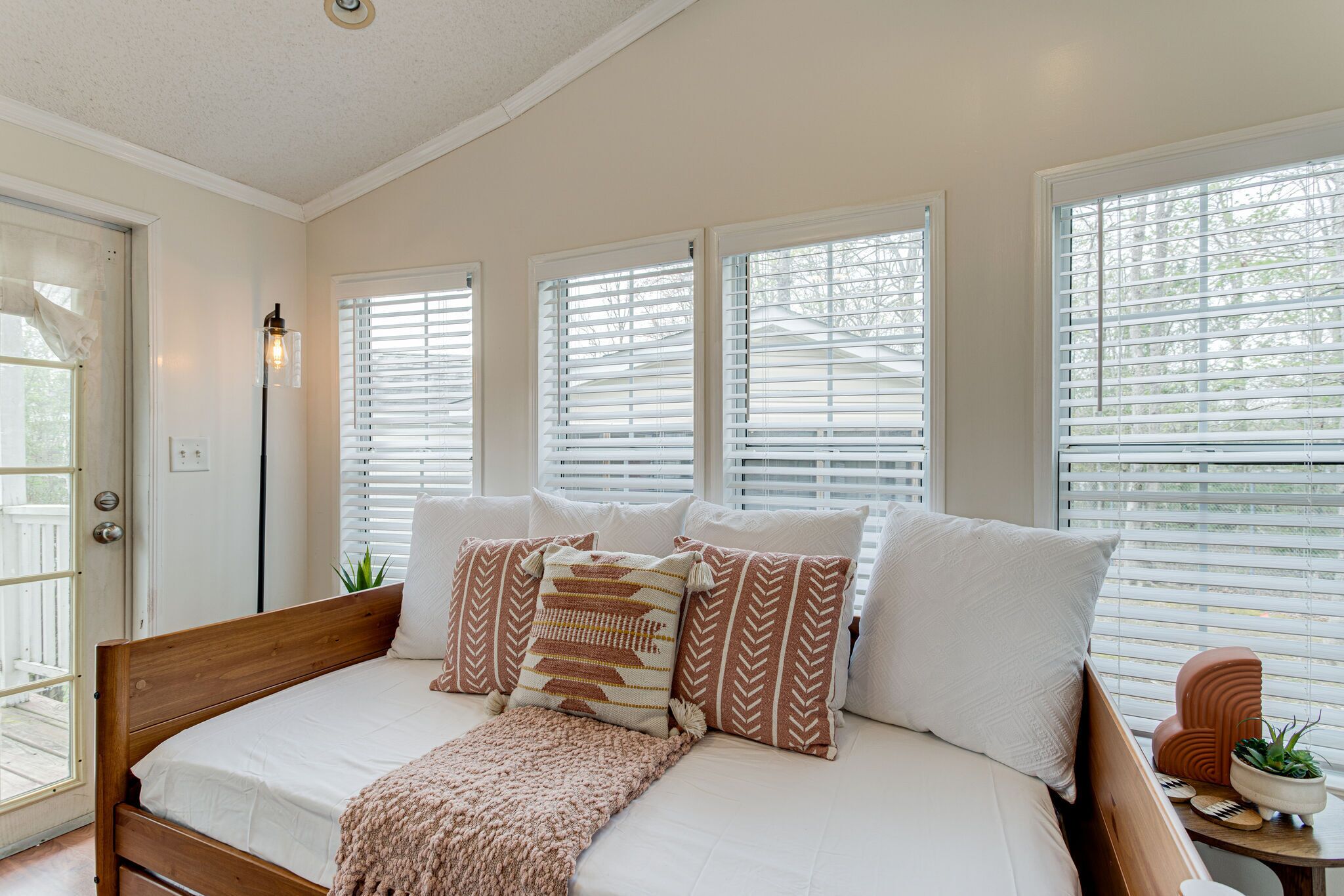 1 bedroom, bed sheets