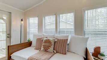 1 bedroom, bed sheets